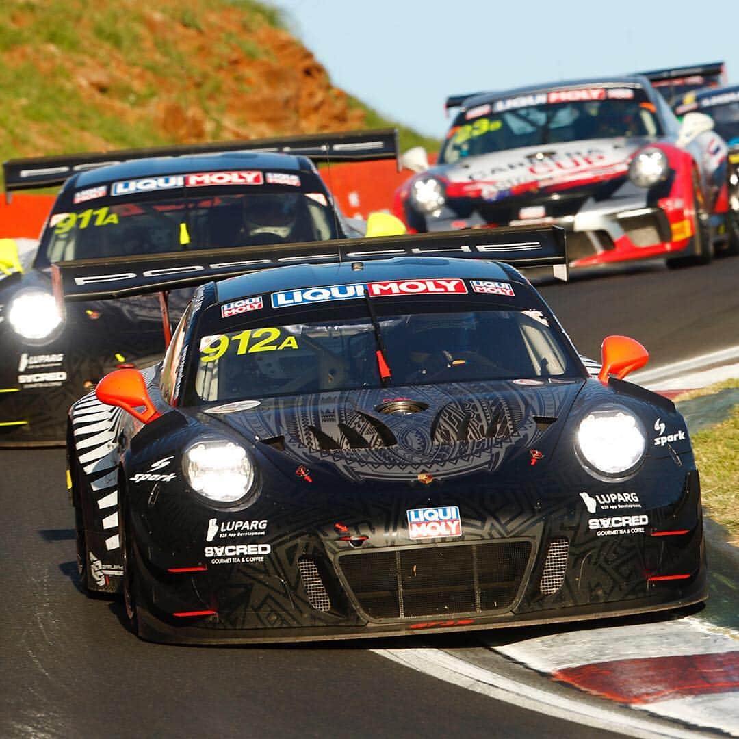 Porscheさんのインスタグラム写真 - (PorscheInstagram)「The 911 GT3 R writes a new page in history. On the weekend the Porsche customer racing team @earlbambermotorsport showed the world what the race car could do at the @bathurst12hr in Australia:  Making history by winning this race for the very first time. #Porsche #Bathurst #PorscheMotorsport #PorscheGT3R」2月4日 22時04分 - porsche