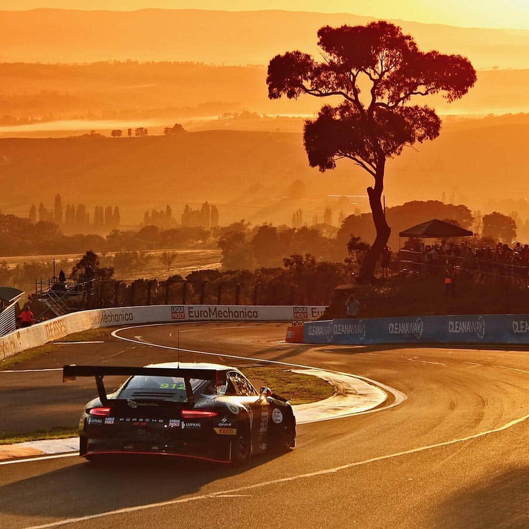 Porscheさんのインスタグラム写真 - (PorscheInstagram)「The 911 GT3 R writes a new page in history. On the weekend the Porsche customer racing team @earlbambermotorsport showed the world what the race car could do at the @bathurst12hr in Australia:  Making history by winning this race for the very first time. #Porsche #Bathurst #PorscheMotorsport #PorscheGT3R」2月4日 22時04分 - porsche