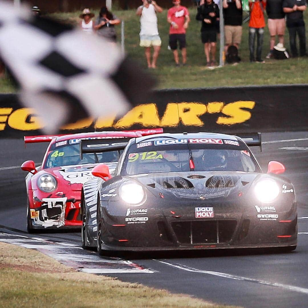 Porscheさんのインスタグラム写真 - (PorscheInstagram)「The 911 GT3 R writes a new page in history. On the weekend the Porsche customer racing team @earlbambermotorsport showed the world what the race car could do at the @bathurst12hr in Australia:  Making history by winning this race for the very first time. #Porsche #Bathurst #PorscheMotorsport #PorscheGT3R」2月4日 22時04分 - porsche