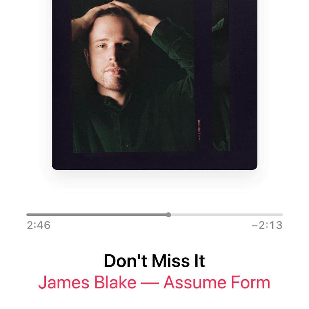 米津玄師のインスタグラム：「James Blakeという人間に親近感を覚える。音楽性ではなくその人間性に対して。大体同じ時期にベッドルームで音楽を作り始めたこととか、それ以降の変遷とか、意外にデカいところとか（彼は195cmもあるらしい）。毎度新譜が出るたびに強く意識する人なんだけど、この曲で歌われている心境は、まさに僕が過ごしてきた10年代を端的に鋭く表現してくれているような気がする。それを自分の作品よりも上手くやってることに対して、ミュージシャンとしての悔しさも感じるが、それ以上に「国籍も環境も違う人間がここまで自分と同じことを思い、苛まれてきた」という事実に救われる気持ちの方が大きい。そんな彼が沢山の仲間を作り、真夜中に落ちていくような音楽から、日の光を感じるような音楽へとシフトして行ったことが嬉しいし、これはまさに僕が辿ってきた道でもある。Pitchforkからの評価が芳しくなかったことを受けて、彼が自身のTwitter上で「toxic masculinity」という言葉を用いて批判したことに深く賛同する。」