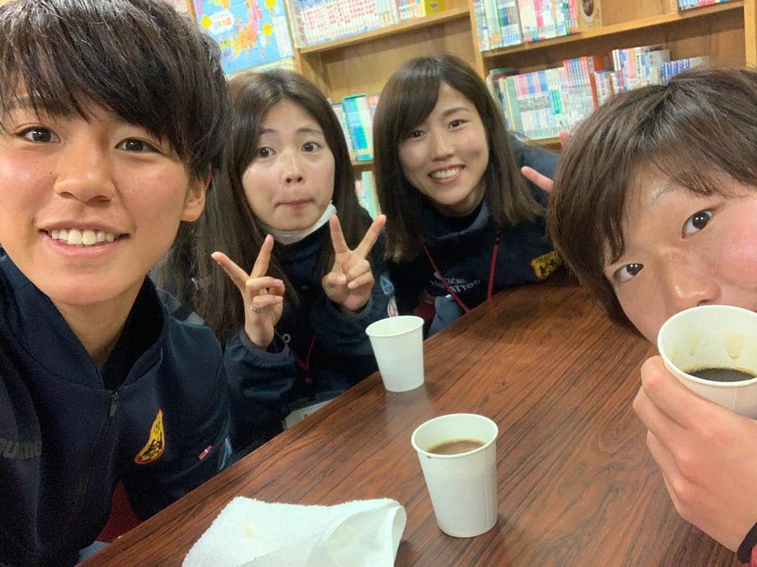 八坂芽依のインスタグラム：「今日は、沖縄キャンプ前最後の小学校訪問でした！！ 小学生達にパワーもらったので明日からまた頑張ります⚽️🤭 全然先生向いてないけど、話聞いてくれてありがとう🤣笑 #霞ヶ丘小学校 休憩の合間にパシャリ📸 #おっちょこちょい舞さん #いときんさん #ひーせんぱい」