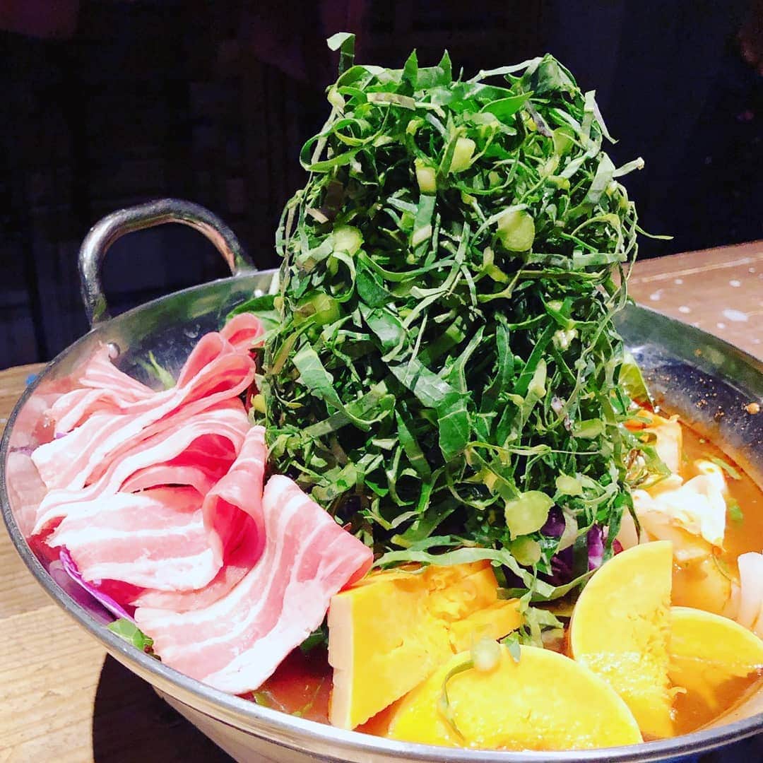 向山志穂のインスタグラム：「念願の❤❤❤ ケール火鍋に@sakinanba とご飯に行ってきました✨  野菜の王様とも言われているケール✴ 女性には嬉しい効果が沢山あるんだょ💯 アンチエイジング、便秘解消、快眠効果、むくみ対策などなど・・・ 美味しくケールが食べれて健康になれるのはとっても嬉しいですよね💞  @wearethefarm_azabu のケールは全く苦くないから食べやすくて美味しぃ😍 さきちゃんオススメの手作りデニッシュとモッツァレラチーズもめちゃくちゃ美味しかった😆 こんなに美味しいモッツァレラチーズを食べたのは初めてです😳💕 またすぐにでも食べに行きたいお店💓 #wearethefarmazabu 御馳走様でした✨✨」