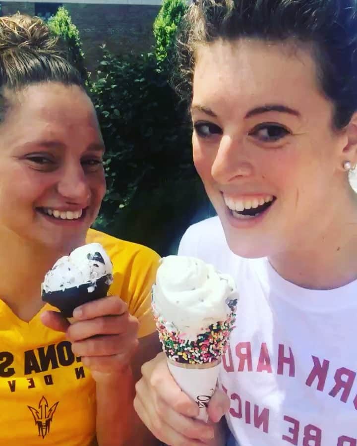 アリソン・シュミットのインスタグラム：「My favorite type of cardio is running towards the noise of an ice cream truck 🏃🏻‍♀️🍦🚐🥛 #happymonday #nationaleaticecreamforbreakfastday」