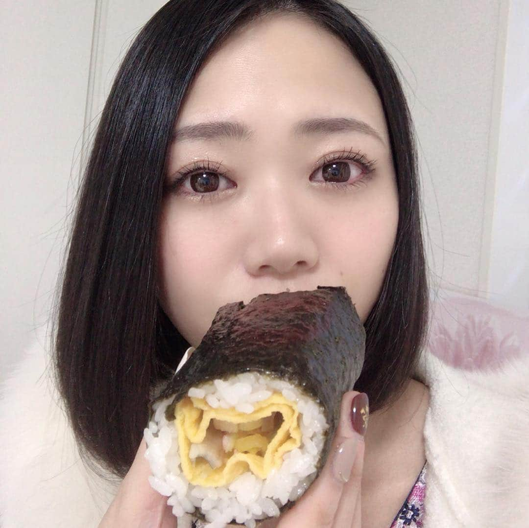 緑川静香さんのインスタグラム写真 - (緑川静香Instagram)「今年の恵方巻きは東北東。 ちゃんと喋らず願いを込めて食べましたっ。  #節分 #恵方巻き  #毎年ママと食べてたから一人で寂しかった #ママと豆まきしたかったなぁ #あ、年の分豆食べてない #今年も健康に #笑っていたい #皆さまは食べましたか？」2月5日 0時42分 - midorikawa_shizuka