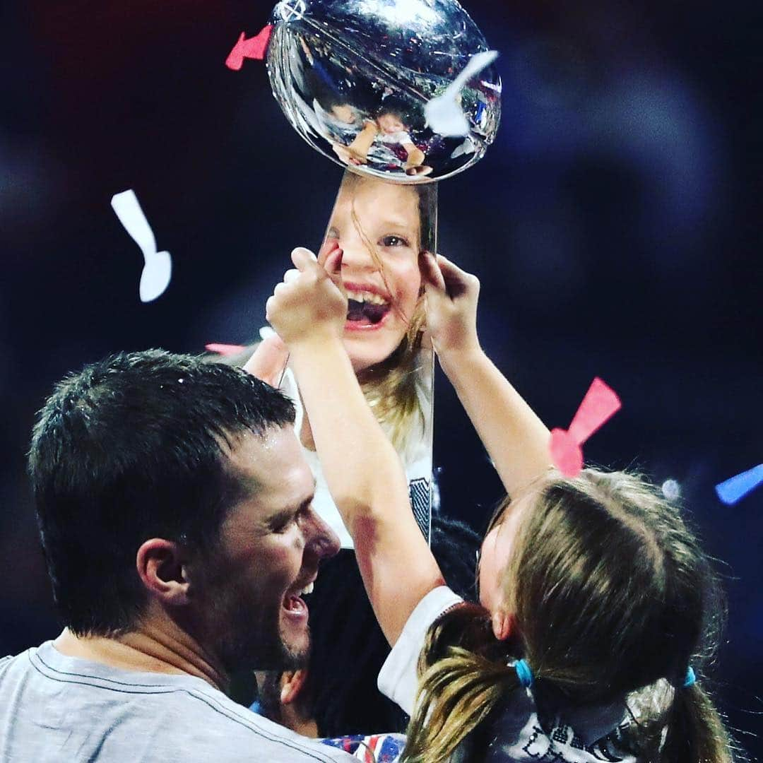 トム・ブレイディさんのインスタグラム写真 - (トム・ブレイディInstagram)「Family and Football! ❤️❤️❤️❤️」2月5日 0時46分 - tombrady