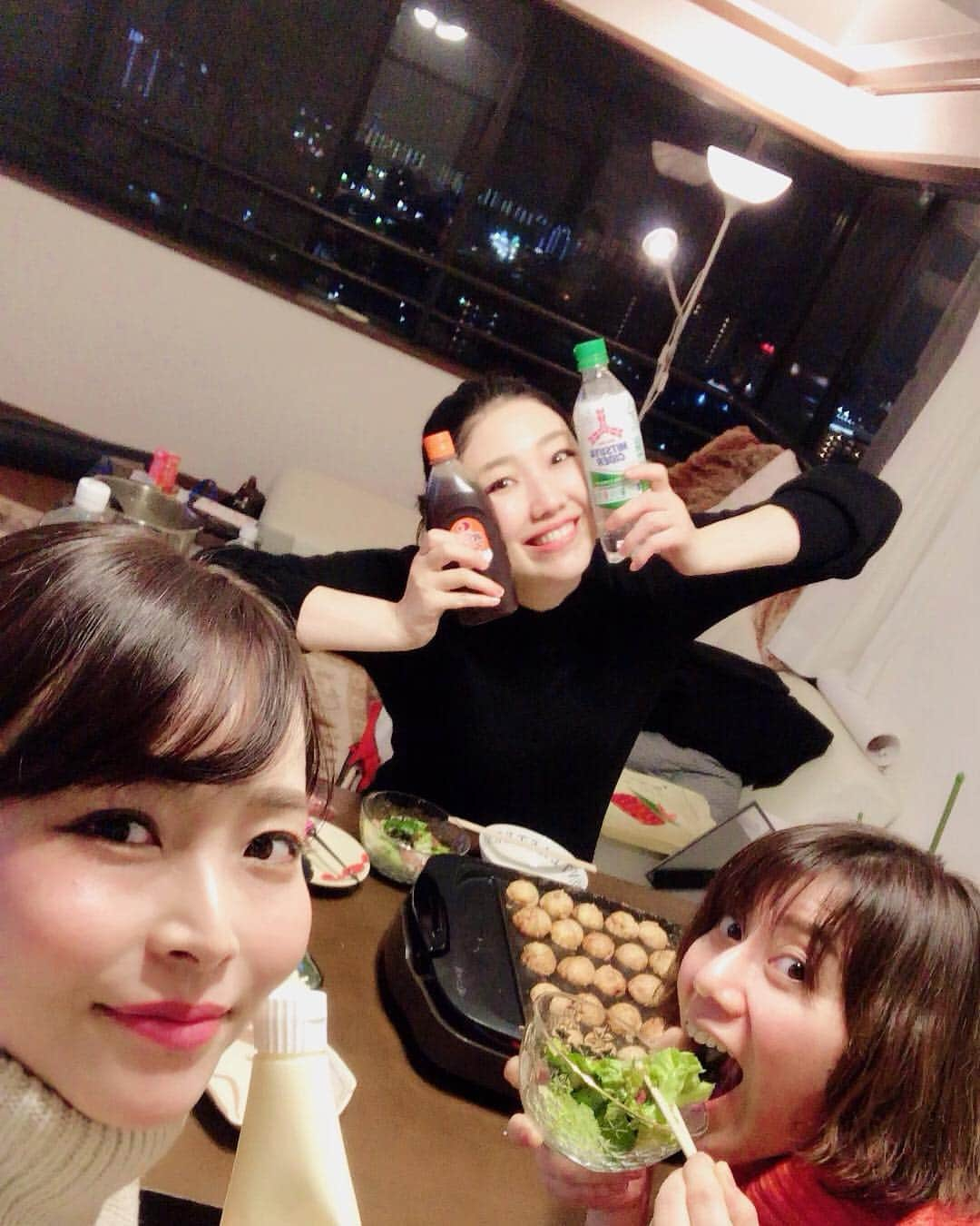 雛月乙葉のインスタグラム：「・ 昨夜はゆかこさんがうちにお泊りに❣️ ・ タジィも呼んで夜な夜なタコパ🐷💕食べて喋って喋り続けてあっという間やったけど楽しかった😆 ・ たこ焼きが残らなかった事が凄い(笑)  #お泊り#タコパ#喋りまくり食べまくり」