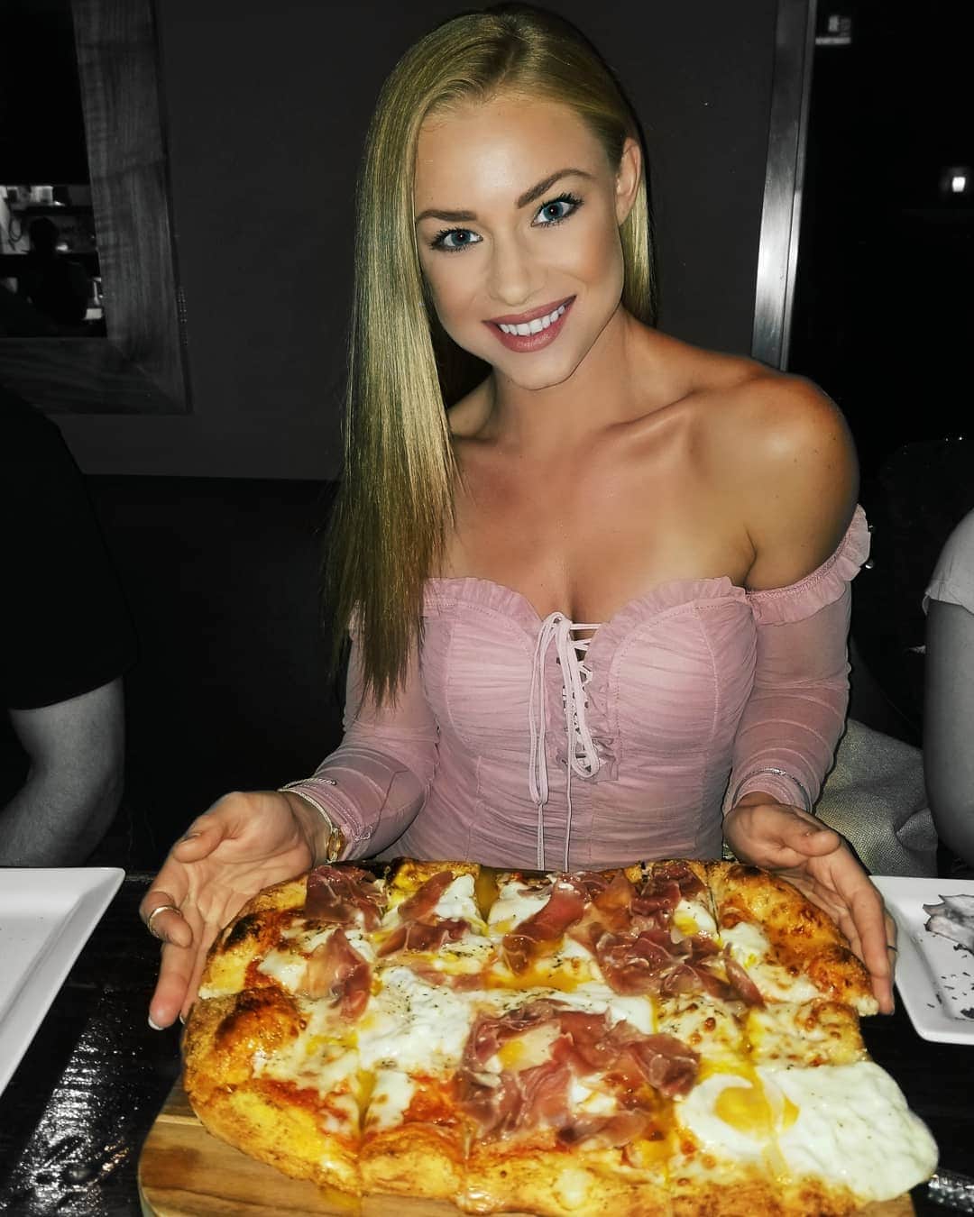 Nikki Leighさんのインスタグラム写真 - (Nikki LeighInstagram)「🍕on the🧠 *** Fun fact about this pizza is that I literally went to the back of @onthethirty And got to make my own #famous #nikkispecial pizza! You can ask for this amazing and #delicious off the menu item! . . . #pizza #pizzatime #pizzalover #illdoitforpizza #pizza🍕 #pizzagourmet #imademyown #imadeit」2月5日 11時44分 - missnikkileigh