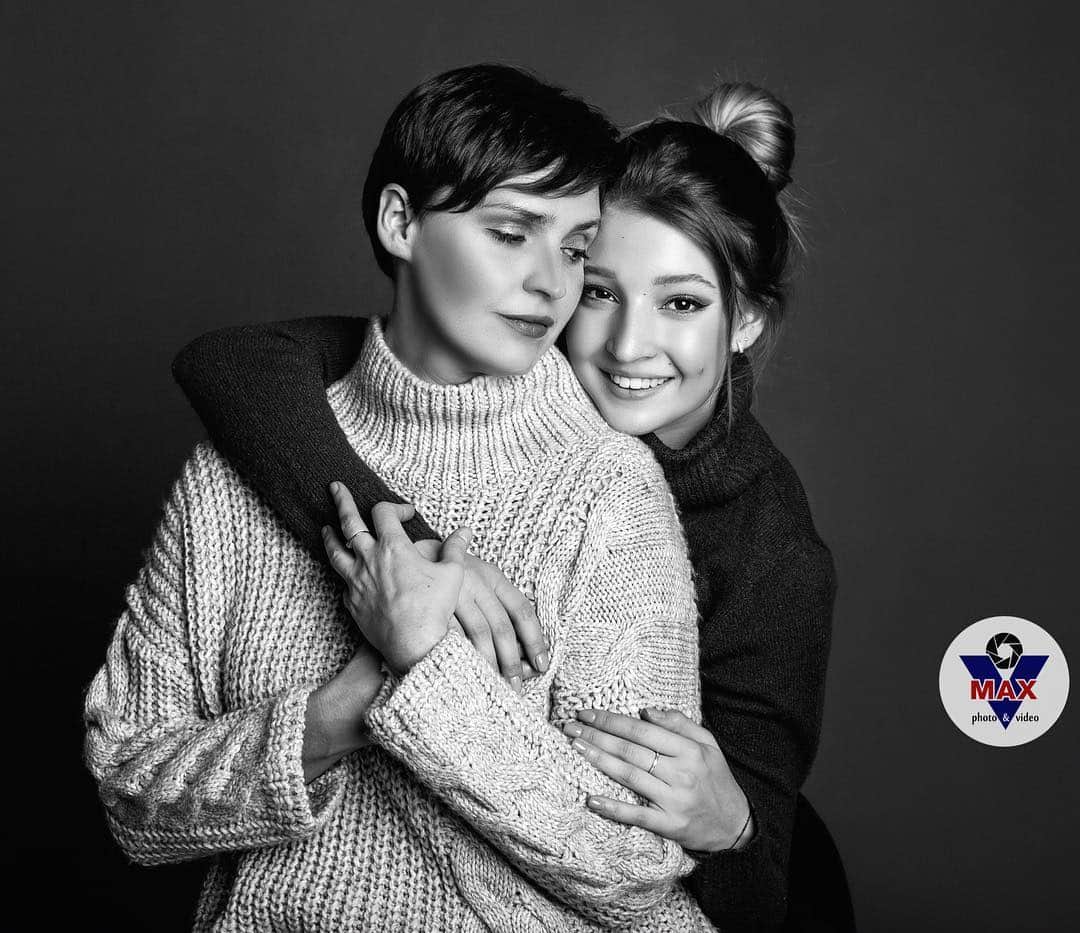 マリア・ソツコワのインスタグラム：「The most important person in my life 🖤🖤🖤Thank you mom 🖤🖤🖤 Photo: @max_photovideo 🙏🏼👼🏼 #mariasotskova  #mariyasotskova  #marysot」