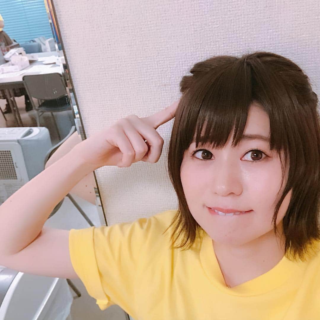 大空直美のインスタグラム：「メイクさんに、じぶんひとりではできない髪型をしていただきニコニコ(❤︎⌒ー⌒❤︎) この髪型好きなので、じぶんでもできるようになりたいなぁと思って、構造をありに撮ってもらったけど…難し…そう…！」