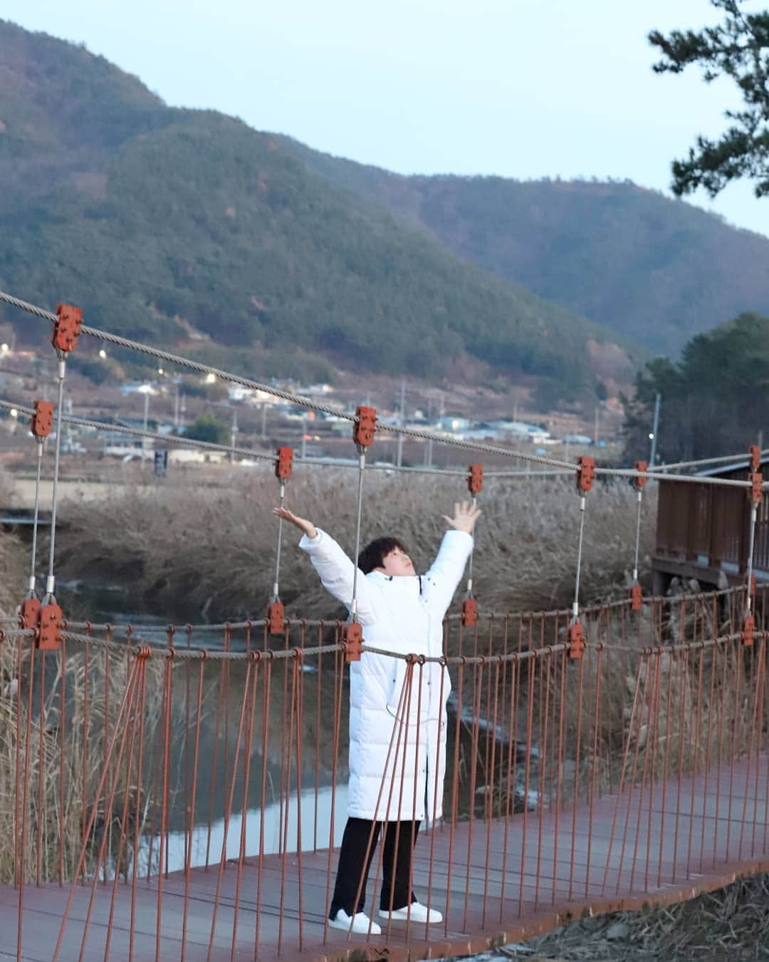サンドゥルのインスタグラム：「즐거운 명절 되세요!!!🐣🐤🐥🐦🦆😘 #새해복많이받으세요 #BANA #B1A4 #산들」