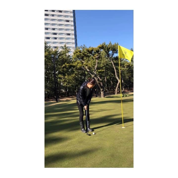 のインスタグラム：「...@  入れたら凄くない？って言ってきてこれ。  #母よ面白すぎるぞ #これで1打らしい  #こんな1打どこかで見た事あるようなないよう #宮崎 #トムワトソンゴルフコース」