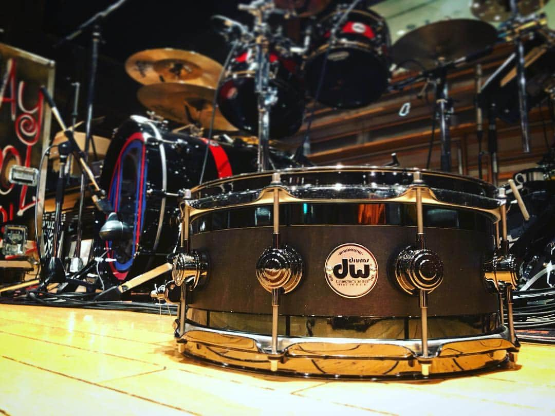 Tomoyaさんのインスタグラム写真 - (TomoyaInstagram)「出会っちゃった🥁🙄 EDGE SNARE Maple 14×6 Black nickel hardware  #新しい相棒です #スネア #🥁」2月5日 21時08分 - tomo_10969