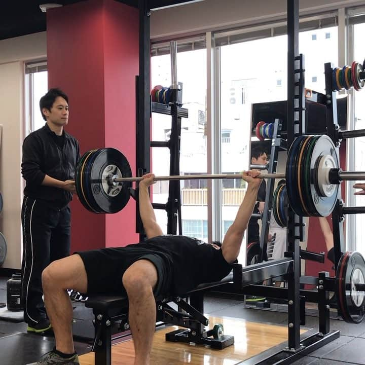 反町幸介のインスタグラム：「突然やってきたベンチプレステスティング すべては肉のために🤣‼️ #strengthandconditioning #strengthtraining #weighttraining #training #workout #benchpress #gym #ウエイトトレーニング #トレーニング #ベンチプレス #トレーニングジム #外苑前」