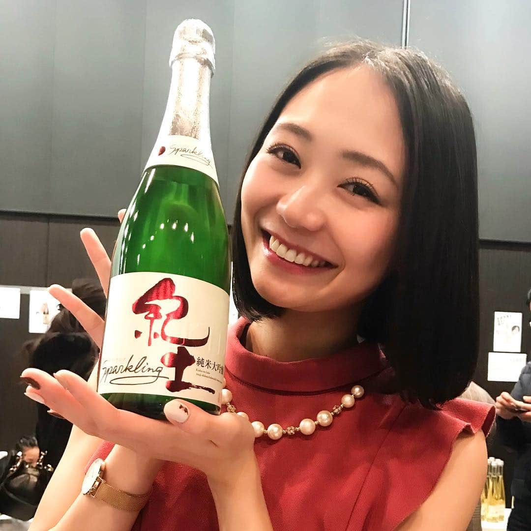 緑川静香さんのインスタグラム写真 - (緑川静香Instagram)「【日本酒録】怒涛の5連続利き酒  平和酒造@和歌山 紀土 純米大吟醸 Sparkling  優しい甘みと繊細な泡が心地よいお酒。  毎日帰宅後の一杯を楽しみになんの変哲も無い日々を生きている中での金曜日の一杯目にビールじゃなくこれを飲んで今週の自分を労ってあげてねうふふ。  #しーたん日本酒録 #日本酒 #日本酒女子 #唎酒師 #和歌山 #平和酒造 #紀土 #純米大吟醸 #スパークリング #sparkling #sake #sakebomb #sakestagram #sakemaster  #泡がきめ細かい #舌ざわりが楽しい #後味の爽やかさ #旨味がすっきりしてる #外国の方も好きそう #山本典正 さんとパチり #平和酒造のハッピて可愛い #紀土は食中酒に合うからよーく飲みます #どんどんチャレンジする平和酒造さん #こちらもワクワクします」2月5日 19時55分 - midorikawa_shizuka