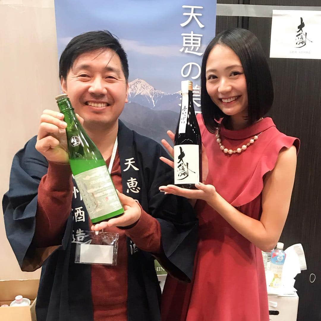 緑川静香さんのインスタグラム写真 - (緑川静香Instagram)「【日本酒録】怒涛の5連続利き酒  大信州酒造@長野 大信州 純米大吟醸 手いっぱい  大信州といったらこれ！究極の純米大吟醸。  おもーいキャリーバッグを持ってて階段を頑張って上がってたらフッと軽くなってえ？って思ったらそのキャリーをそっと持ってくれちゃったりして上りきったら風のように去っていく人に出会った日に飲んで心いっぱいになりたいねぇちくしょうっ。  #しーたん日本酒録 #日本酒録 #日本酒 #日本酒女子 #唎酒師 #大信州酒造 #大信州 #純米大吟醸 #手いっぱい #長野 #sake #sakebomb #sakestagram #sakemaster  #全てにおいてハイスペック #味わいの重層感がすごい #品のある華やかさ #田中隆一社長に前かけをいただきました #しかも私物 #宝物にしよう #うれしすぎる #ありがとうございます #契約農家 #太陽と大地 の柳澤謙太郎さんともパチり」2月5日 19時51分 - midorikawa_shizuka