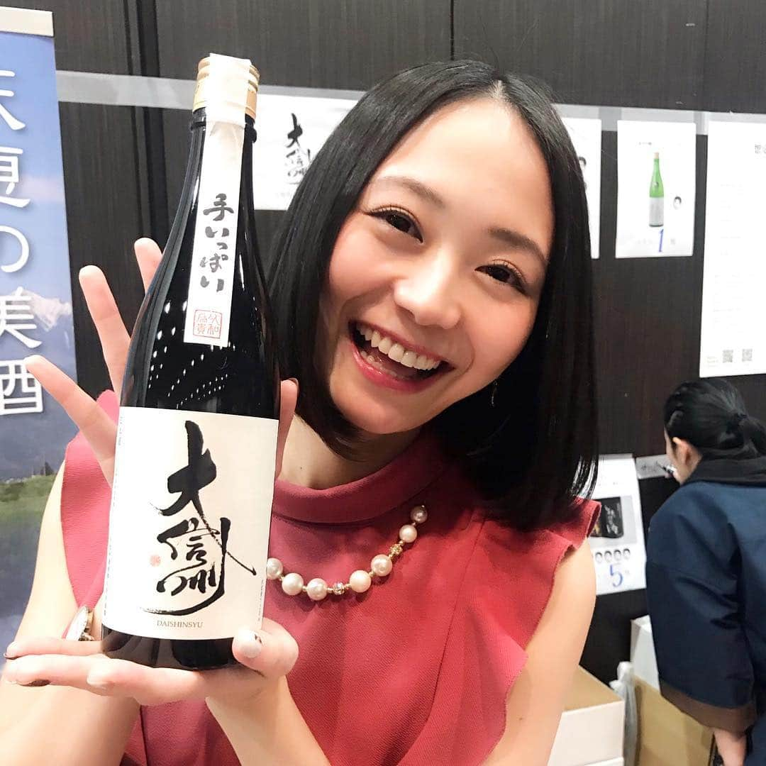 緑川静香さんのインスタグラム写真 - (緑川静香Instagram)「【日本酒録】怒涛の5連続利き酒  大信州酒造@長野 大信州 純米大吟醸 手いっぱい  大信州といったらこれ！究極の純米大吟醸。  おもーいキャリーバッグを持ってて階段を頑張って上がってたらフッと軽くなってえ？って思ったらそのキャリーをそっと持ってくれちゃったりして上りきったら風のように去っていく人に出会った日に飲んで心いっぱいになりたいねぇちくしょうっ。  #しーたん日本酒録 #日本酒録 #日本酒 #日本酒女子 #唎酒師 #大信州酒造 #大信州 #純米大吟醸 #手いっぱい #長野 #sake #sakebomb #sakestagram #sakemaster  #全てにおいてハイスペック #味わいの重層感がすごい #品のある華やかさ #田中隆一社長に前かけをいただきました #しかも私物 #宝物にしよう #うれしすぎる #ありがとうございます #契約農家 #太陽と大地 の柳澤謙太郎さんともパチり」2月5日 19時51分 - midorikawa_shizuka