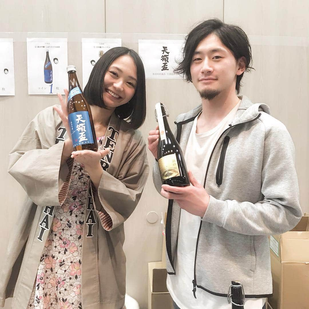 緑川静香さんのインスタグラム写真 - (緑川静香Instagram)「【日本酒録】怒涛の5連続利き酒  天領盃酒造@新潟 天領盃 純米吟醸 しぼりたて生原酒  最年少蔵元が初めて造った日本酒。  付き合って初めて手料理振る舞うの、どきどきするなぁなんていいながらなかなかがっつりの和食作ってみちゃって、美味しいよとか言われてきゅんってしてるその横に一緒にいてください。  #しーたん日本酒録 #日本酒録 #日本酒 #日本酒女子 #唎酒師 #新潟 #佐渡島 #天領盃酒造 #天領盃 #純米吟醸 #しぼりたて生原酒 #sake #sakebomb #sakestagram #sakemaster  #優しい甘味きたと思ったら #気付いたら旨味がいる #と思ったらキレがいい #こういう人モテるよね #時間置いても楽しめるね #温度があがっても #日にち置いてまた飲みたい #最年少蔵元25歳の加登仙一さん #これからの日本酒界盛り上げましょうね」2月5日 19時53分 - midorikawa_shizuka