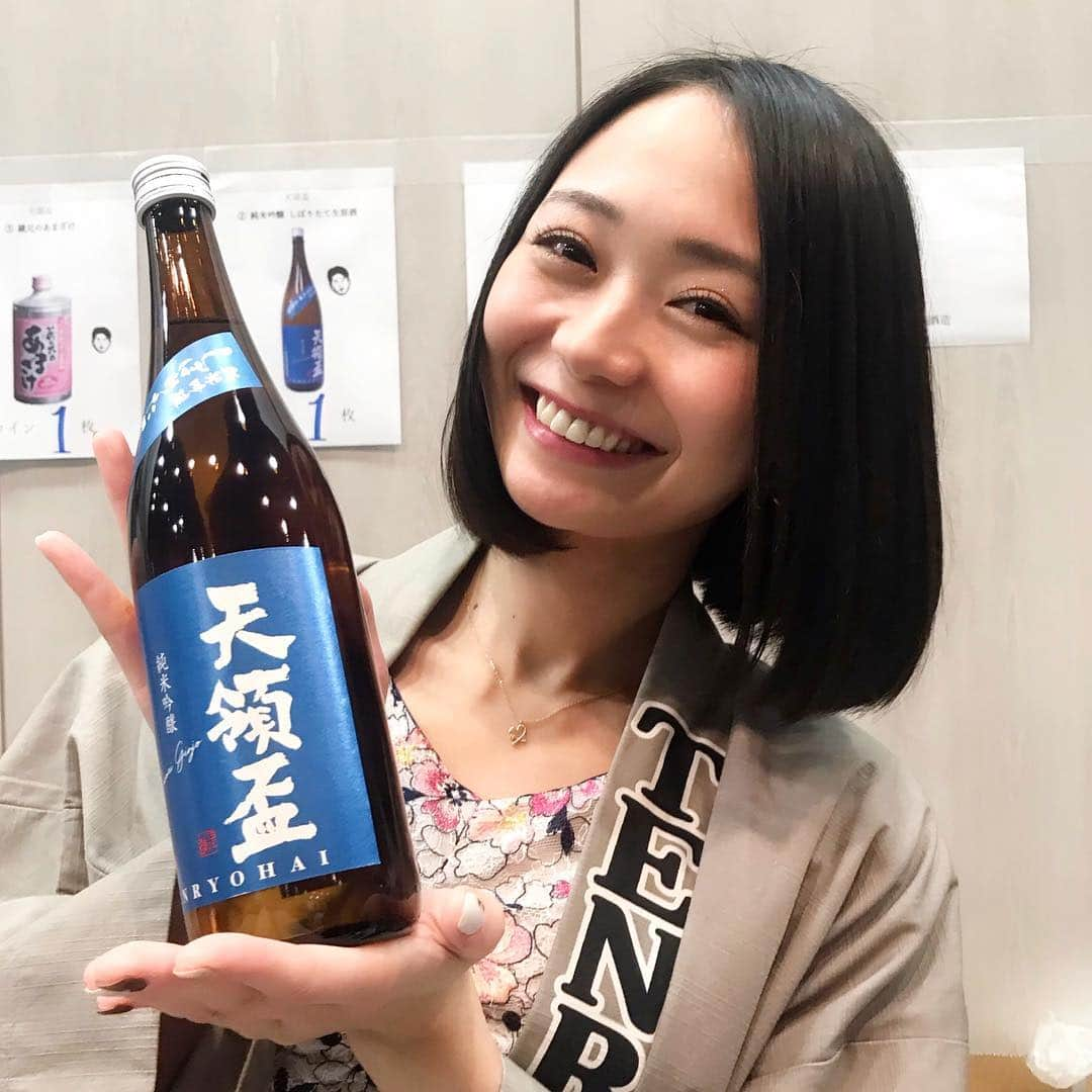 緑川静香さんのインスタグラム写真 - (緑川静香Instagram)「【日本酒録】怒涛の5連続利き酒  天領盃酒造@新潟 天領盃 純米吟醸 しぼりたて生原酒  最年少蔵元が初めて造った日本酒。  付き合って初めて手料理振る舞うの、どきどきするなぁなんていいながらなかなかがっつりの和食作ってみちゃって、美味しいよとか言われてきゅんってしてるその横に一緒にいてください。  #しーたん日本酒録 #日本酒録 #日本酒 #日本酒女子 #唎酒師 #新潟 #佐渡島 #天領盃酒造 #天領盃 #純米吟醸 #しぼりたて生原酒 #sake #sakebomb #sakestagram #sakemaster  #優しい甘味きたと思ったら #気付いたら旨味がいる #と思ったらキレがいい #こういう人モテるよね #時間置いても楽しめるね #温度があがっても #日にち置いてまた飲みたい #最年少蔵元25歳の加登仙一さん #これからの日本酒界盛り上げましょうね」2月5日 19時53分 - midorikawa_shizuka