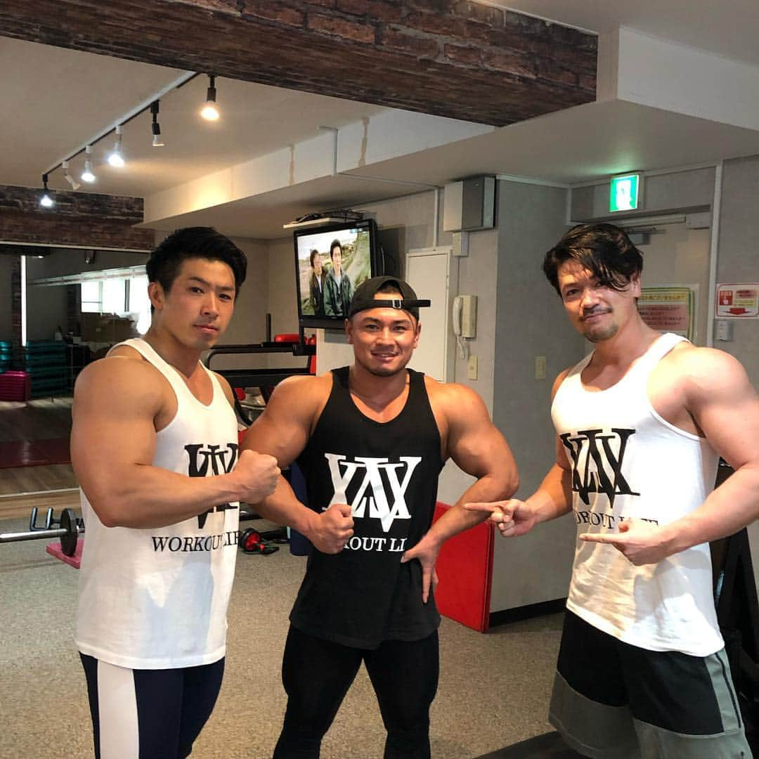 湯浅幸大さんのインスタグラム写真 - (湯浅幸大Instagram)「パワーハウス三兄弟！  #workout #workoutlife #eatclean #teamlan #training #trainhard #instafitness #arms #abs #diet #gymmotivation #gohardorgohome #bodybuilding #noresttobethebest #mensphysique #ワークアウト #ワークアウトライフ #トレーニング #筋トレ #減量 #ダイエット #パワーハウスジム #powerhousegym #三兄弟」2月5日 19時53分 - kingyuasa