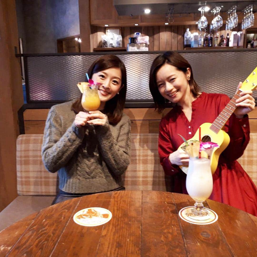 中村秀香のインスタグラム：「す・またん しじみだしフォー 味噌味 ＣＭの作曲を担当して下さった、斉藤雪乃さんと♪ こんなアロハな店内で、演歌調の曲が生まれました…😊笑  #すまたんしじみだしフォー味噌味」