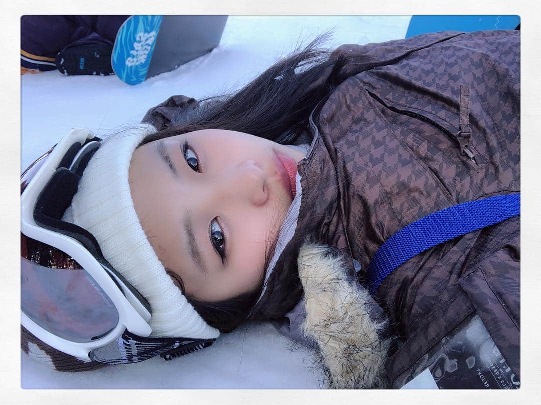 石井美音奈のインスタグラム：「『全部雪のせいだ❄️』 自前のウェアです！  #スノボー #ウェア #全部雪のせいだ  #ロッテアライリゾート #ロッテアライリゾートスキー場  #雪 #新潟県 #新潟 #新潟旅行」