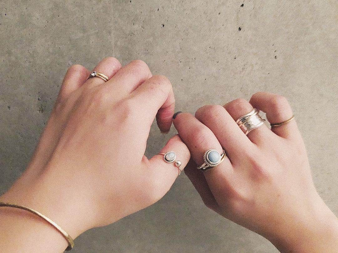 NATSUMI/渋谷店さんのインスタグラム写真 - (NATSUMI/渋谷店Instagram)「new silver ring♡ ・ 今までずっとゴールドしか付けてなくて シルバーはなかなか挑戦できなかったけど 今回初めてシルバーと重ね付けしてみて 完全にハマりました😂✨ ・ 結婚指輪とも相性◎！ ・ 大好きな @bijumam ビジュマムさんの ポップアップが新宿に来てたので 絶対行こうと決めてました！ ・ ・ いろんな人に紹介しすぎてて 宣伝？って怪しまれそうですが これは本当に本当にわたしのおすすめ！ ・ 是非みんなに行って欲しいです♡ ・ 全部天然石の一点ものなのが 女心を掴みます笑 ・ ・ #天然石 #bijumam #指輪 #シルバーリング #真鍮」2月5日 20時17分 - album_natsumi