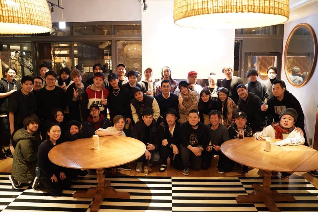 MAKKIのインスタグラム：「この前行われた事務所の新年会♪  普段ゆっくり話せない方々と 色んな話しが出来て めちゃくちゃ楽しかった(*ﾟ∀ﾟ人ﾟ∀ﾟ*)♪ 前半で集合写真撮ったので 後から来た人は写っておらずw  #onedraft  #事務所  #新年会  #かんぱーい  #楽しかった😊  #みんなで #集まるの #なかなか  #凄い」