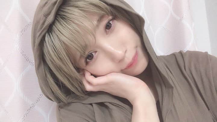 横川ユカのインスタグラム：「コンビニの入口のラインナップが素敵すぎて、お菓子あまり買わない私が即買い🍭🍬🍫🍿🍩 フォートナイトハマってるのですが、スマホでオンラインすると、何試合かすると動き遅くなるし途中でアプリ落ちるし、混合サーバーだからなのもあるかもだけど、結構それは辛い(><)PS4が今一番欲しい。DVDも観れるし。ほしいー。じたばた((└(:3」┌)┘)) #ゲームアプリ #ゲーム #フォートナイト #fortnite #ps4 #お菓子 #桜味 #pocky #bitte #sweets #pink #fasion #whoswhochico #instafashion #自撮り #自撮り女子 #selfie #ショートヘア #金髪 #金髪ショート #グレージュ #アッシュ #オリーブアッシュ #オリーブベージュ」