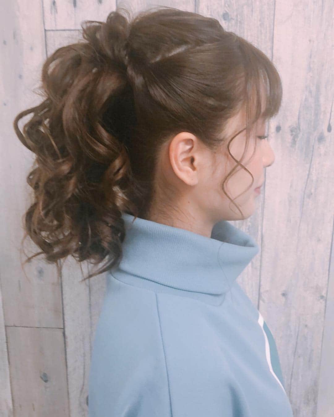 大島麻衣さんのインスタグラム写真 - (大島麻衣Instagram)「先日。いつもお世話になっているnagomiでヘアセットしてもらいました🤩 ふわふわポニーテールにしてくださいって言ったらめっちゃ可愛いアレンジポニーになりました💜 流石のセンスです！！ ありがとうございました🥰 #nagomi #渋谷 #hairstyle #ポニーテール」2月5日 20時53分 - maioshima911