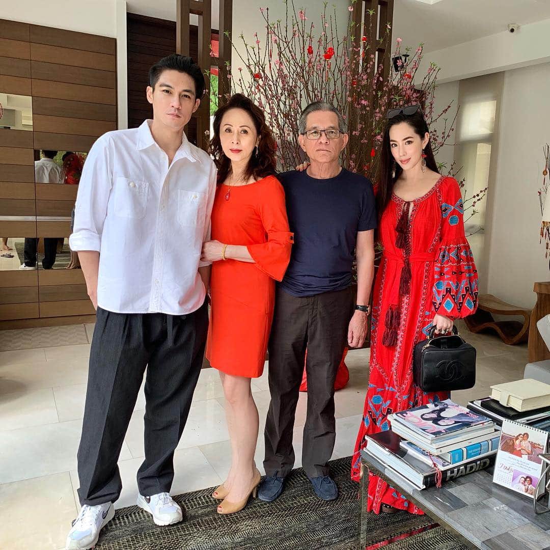 エルロイのインスタグラム：「Happy new year to everyone! 新年快乐！Missing hubie again 😂」