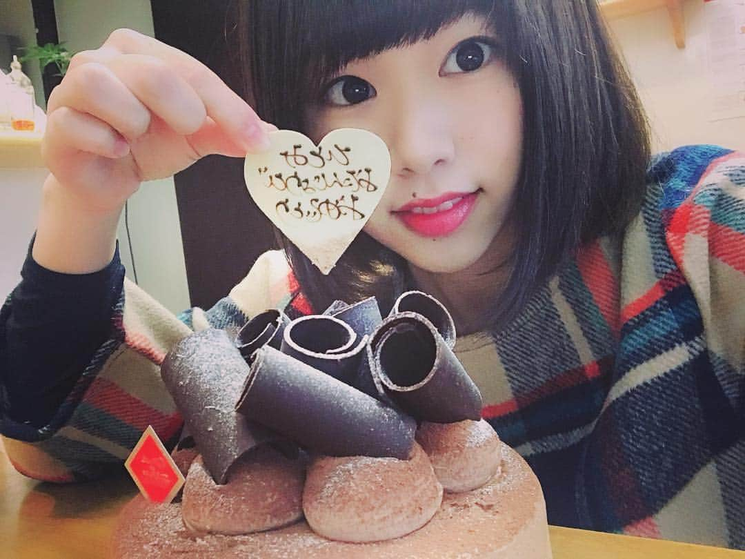 栗原ひとみのインスタグラム：「2019.02.05 ぱんぱかぱーーーん！！ 24歳になりました〜〜！！！🎂 年女です、大人になったなぁ。 とはいえ変わらず楽しいを1番に生きていきたいっ🌟  まだ忘れないでいてくれるから、 栗原ひとみがここにいられるよ。 最大限の感謝を込めて！！ ありがとう〜〜( ✌︎'ω')✌︎ #happybirthday #24th #年女 #instagood #instalike #お誕生日様です #ありがとう #😇 #にこにこ #笑顔の日 #みんな笑顔になーれ」