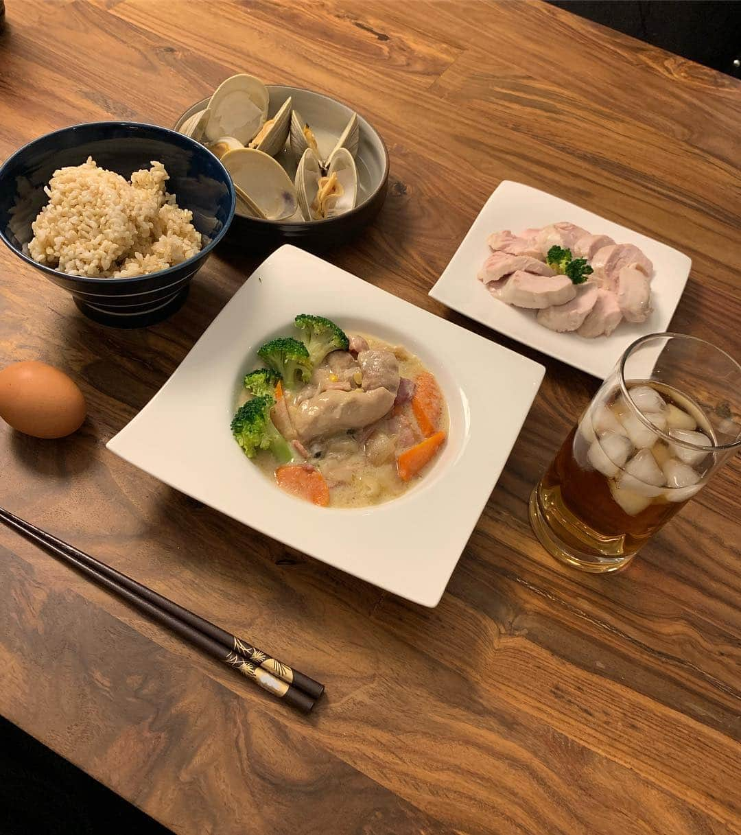 ダルビッシュ有さんのインスタグラム写真 - (ダルビッシュ有Instagram)「今日の晩ご飯。 アリゾナ入りしたら生活の全てをただすと決めていたので食事もしっかり！ 鶏モモ入りのクリームシチュー、茹で鶏むね(ママと半分ずつ)、発芽玄米、ハマグリみたいなやつ、さつまいも(写真にはない)、温泉卵、胡麻麦茶。」2月5日 12時57分 - darvishsefat11