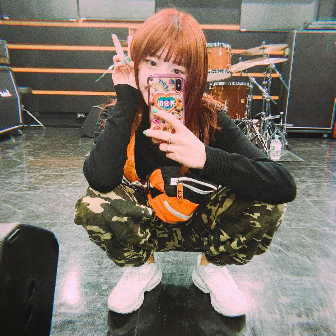 吉田菫さんのインスタグラム写真 - (吉田菫Instagram)「. 明後日はいよいよバレンタインライブですが、💘💘💘 . SILENT SIREN LIVE TOUR 2019『31313』〜 サイサイ、結成10年目だってよ 〜 supported by 天下一品」の オフィシャル先行が今日の23時59分までです🥺💜 . 告知事が多くて申し訳ないんだけど、みんなにたくさん会えるの楽しみにしてるよ♡ 今日も撮影！どきどきな！撮影！ . #すぅ服」2月5日 13時41分 - sumiredooon1228