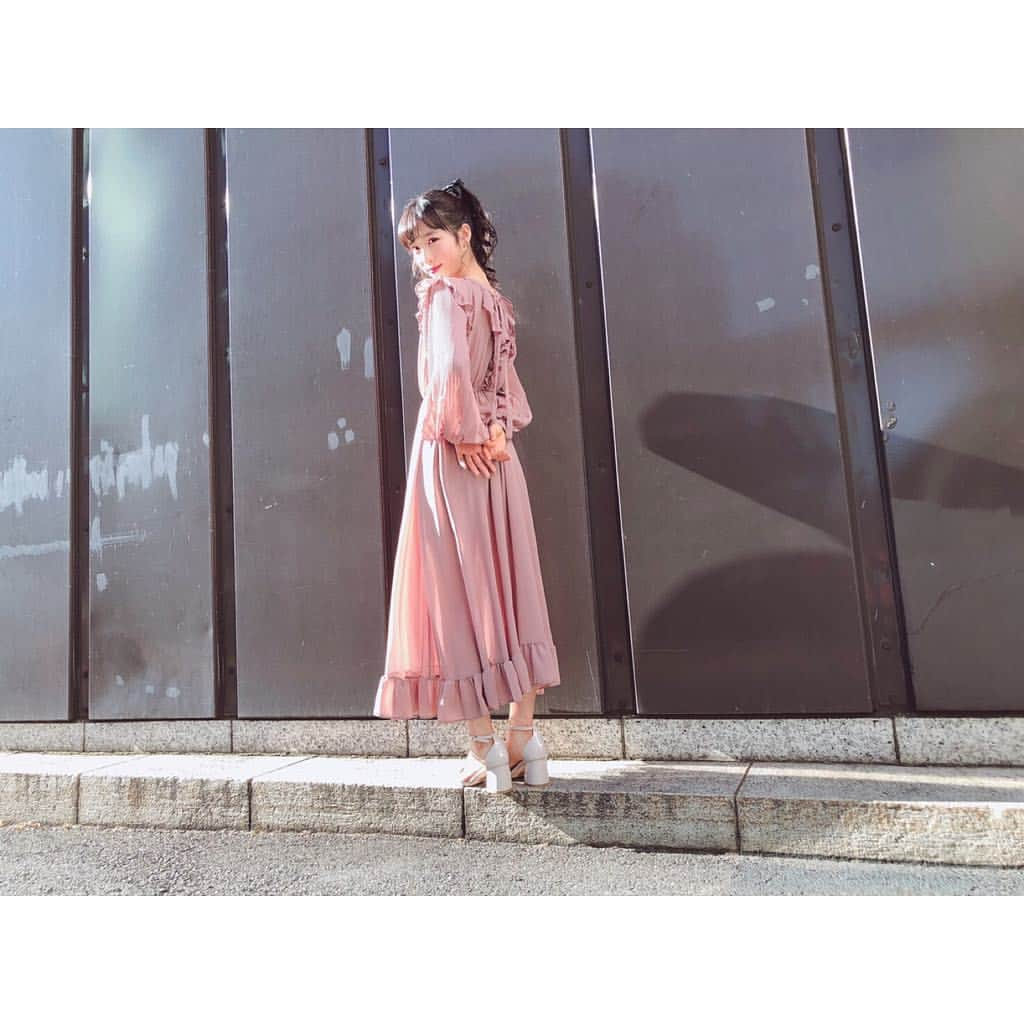 小栗有以さんのインスタグラム写真 - (小栗有以Instagram)「DHCエクビューコーデ👗✨ 今回は、ヒラヒラした綺麗なピンク色のワンピースでした🌸 色は少し大人っぽいけれど、ヒラヒラがとても可愛いらしくて、誰にでも着やすいワンピースかなと思います！ イヤリングは、ハートにして髪飾りは黒リボンにしました❤︎ #DHCエクビュー #ゆいゆいコーデ #valmuer #osewaya  タグ付けしました〜💐」2月5日 13時56分 - yuioguri_1226