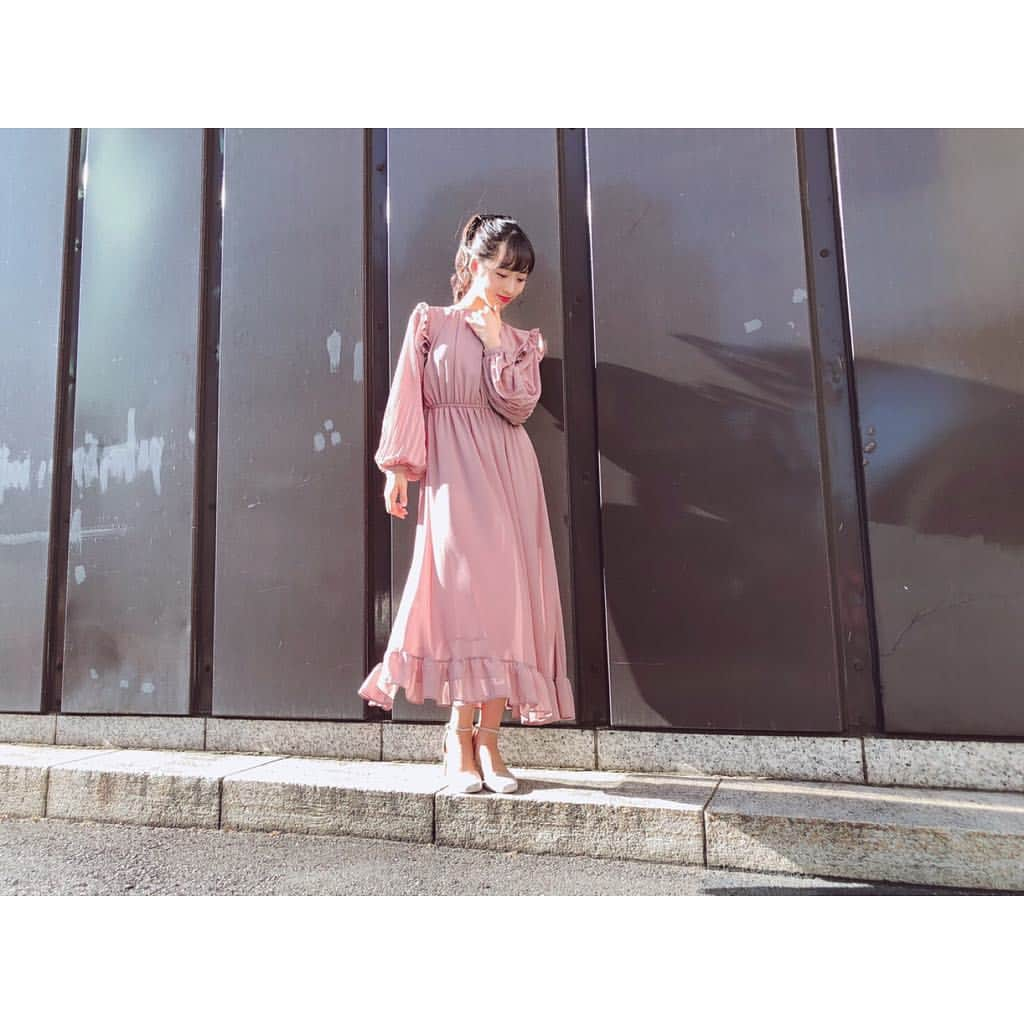 小栗有以さんのインスタグラム写真 - (小栗有以Instagram)「DHCエクビューコーデ👗✨ 今回は、ヒラヒラした綺麗なピンク色のワンピースでした🌸 色は少し大人っぽいけれど、ヒラヒラがとても可愛いらしくて、誰にでも着やすいワンピースかなと思います！ イヤリングは、ハートにして髪飾りは黒リボンにしました❤︎ #DHCエクビュー #ゆいゆいコーデ #valmuer #osewaya  タグ付けしました〜💐」2月5日 13時56分 - yuioguri_1226