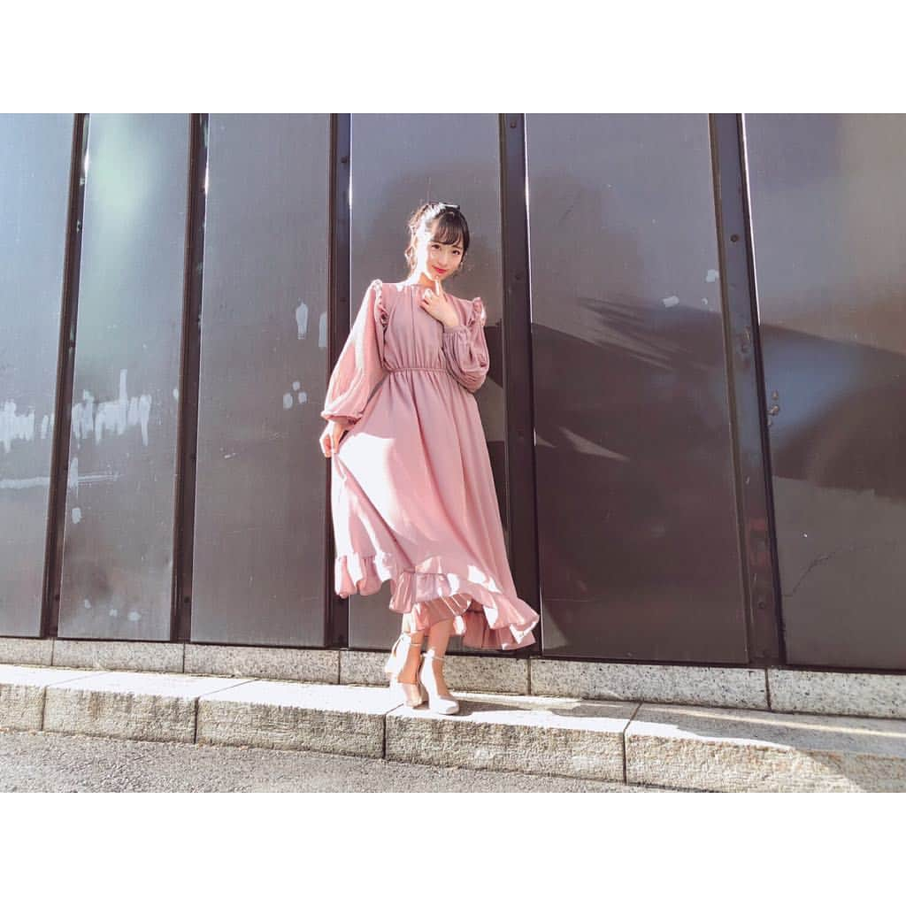 小栗有以さんのインスタグラム写真 - (小栗有以Instagram)「DHCエクビューコーデ👗✨ 今回は、ヒラヒラした綺麗なピンク色のワンピースでした🌸 色は少し大人っぽいけれど、ヒラヒラがとても可愛いらしくて、誰にでも着やすいワンピースかなと思います！ イヤリングは、ハートにして髪飾りは黒リボンにしました❤︎ #DHCエクビュー #ゆいゆいコーデ #valmuer #osewaya  タグ付けしました〜💐」2月5日 13時56分 - yuioguri_1226