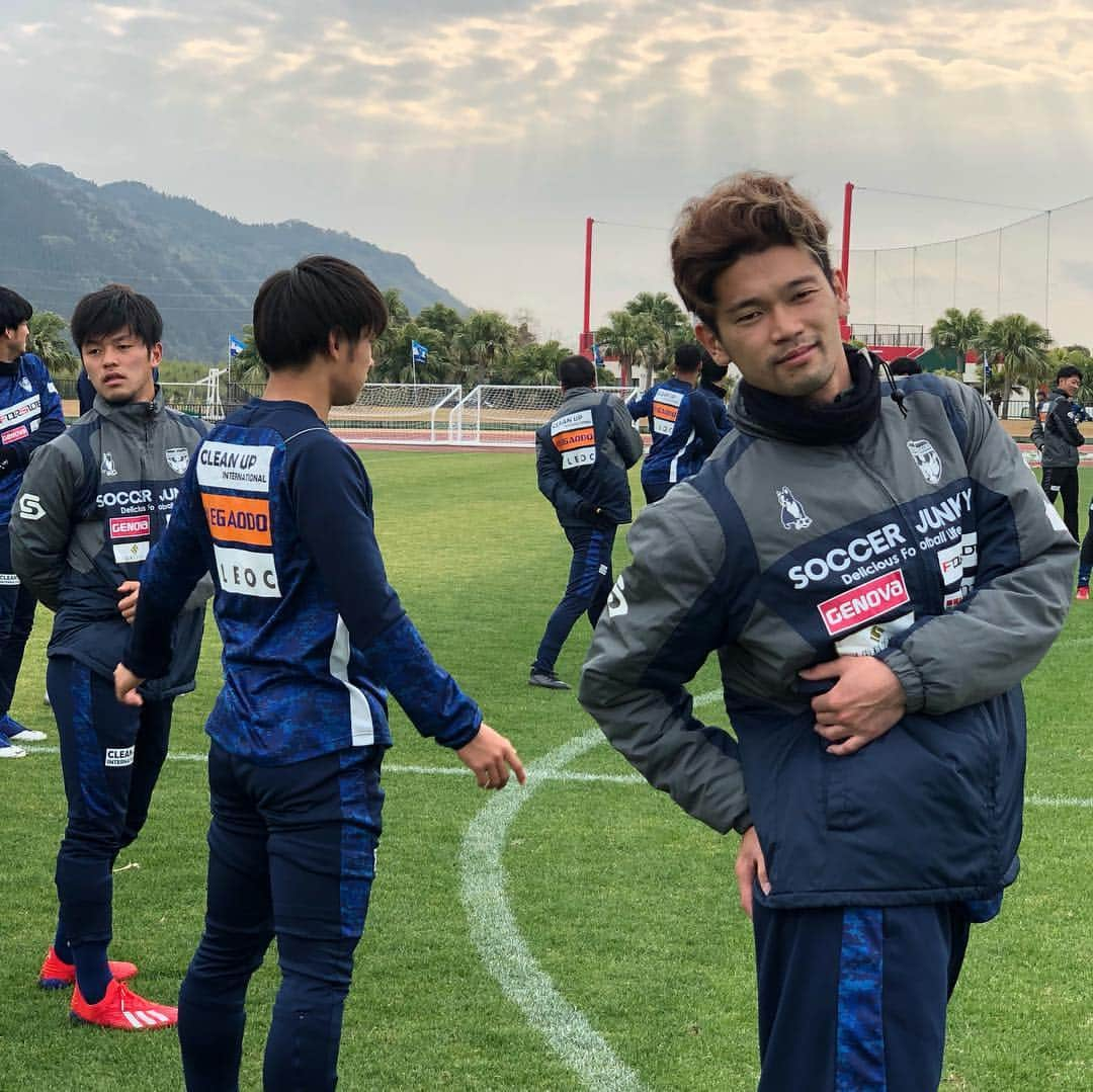 横浜FCさんのインスタグラム写真 - (横浜FCInstagram)「- キャンプ中で体も疲れてきている中でも練習中は笑顔が見られます。いやいや、佐藤選手なんでその顔。 #内田智也 - #藤井悠太 #田所諒 #ヨンアピン @calvinjongapin  #三浦知良 #立花歩夢 #佐藤謙介 #川﨑裕大」2月5日 15時17分 - yokohamafc_official