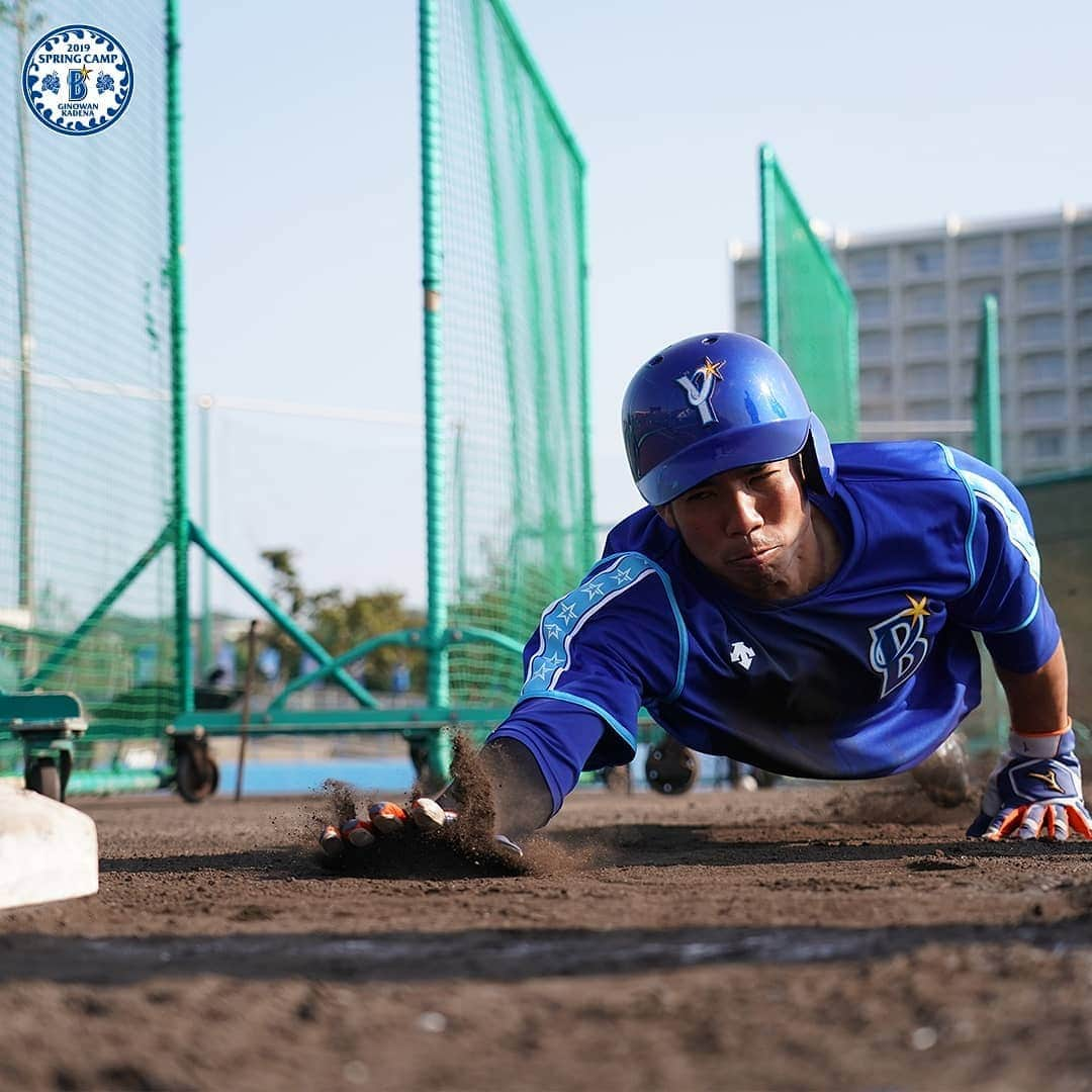 横浜DeNAベイスターズさんのインスタグラム写真 - (横浜DeNAベイスターズInstagram)「. ラミレス監督が選ぶ第一クールの野手MVPは #桑原将志 選手。 「秋からずっと変わった姿を見せ続けてくれている。 特に変わったのがメンタル。 面白いし明るいムードメーカーという本来の姿を取り戻し、 それが全て野球に良い方向に出ている」  シーズン200本安打も打てる素質があると評価し、 「今の状態を見ていたら一番打者で起用しても良いと思う」  と当初予定していた『二番』の打順を考え直させるほどの姿だったと絶賛した。  #baystars  #春季キャンプ  #宜野湾」2月5日 16時10分 - baystars_official