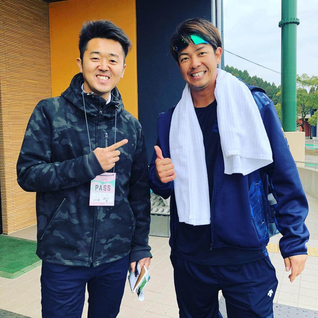 白崎浩之さんのインスタグラム写真 - (白崎浩之Instagram)「キャンプ第1クールお疲れ様です。 最終日の今日は元横浜スタジアムDJの南さんと横浜時代に一緒にプレーさせてもらった岡島さんが楽天TVの取材でキャンプに来られてました^_^ 久しぶりにお会いできて、お話しさせてもらって元気もらいました♫ 明日しっかりめに休んでまた第2クールも頑張りましょ😇  #岡島秀樹 #南隼人 #白崎浩之 #通りすがりに #いきなり部屋呼ばれて #いきなりインタビュー #からみ方の癖w」2月5日 16時25分 - shirasaki_hiroyuki