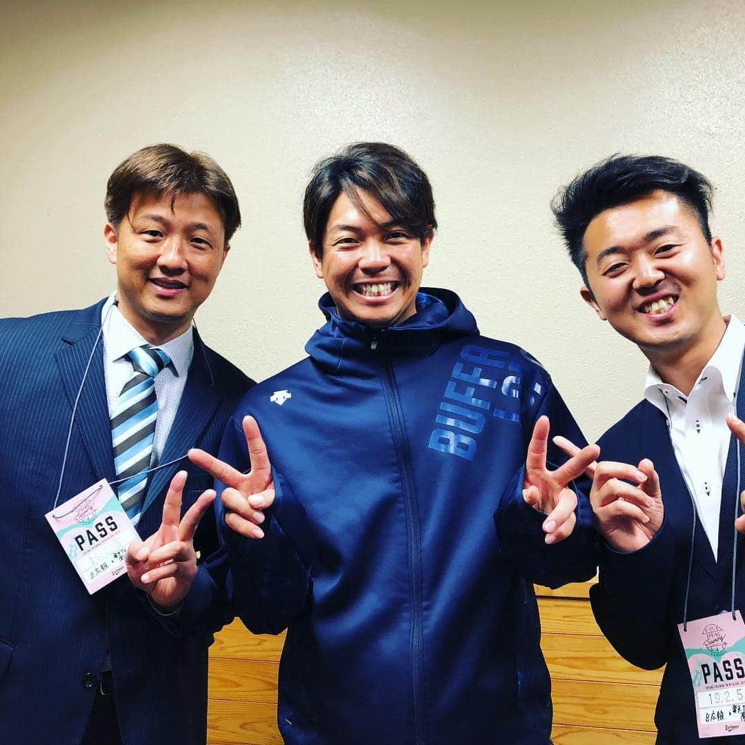 白崎浩之さんのインスタグラム写真 - (白崎浩之Instagram)「キャンプ第1クールお疲れ様です。 最終日の今日は元横浜スタジアムDJの南さんと横浜時代に一緒にプレーさせてもらった岡島さんが楽天TVの取材でキャンプに来られてました^_^ 久しぶりにお会いできて、お話しさせてもらって元気もらいました♫ 明日しっかりめに休んでまた第2クールも頑張りましょ😇  #岡島秀樹 #南隼人 #白崎浩之 #通りすがりに #いきなり部屋呼ばれて #いきなりインタビュー #からみ方の癖w」2月5日 16時25分 - shirasaki_hiroyuki