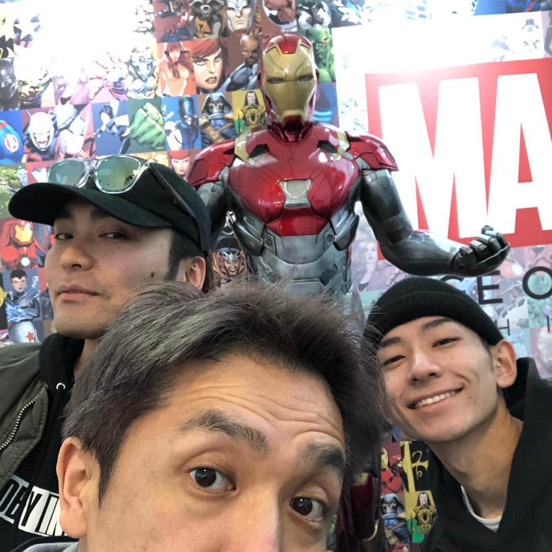 のインスタグラム：「マーベル展  時代が創造したヒーローの世界 行ってきました！ w/ マーベル好きな @yamaothe12 @dj_sotaro . MARVEL  AGE OF HEROES EXPANSION at OSAKA . #MARVEL #マーベル展 #マーベル」
