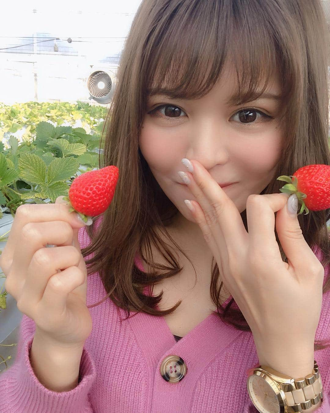 ななぴさんのインスタグラム写真 - (ななぴInstagram)「いちご狩りしてきたっ🍓💓 ﻿﻿ ﻿﻿ 美味しかったし苺かわいいし﻿﻿ ビニールハウスの中あったかいし…﻿﻿ 最高でした😇💓﻿﻿ ﻿﻿ またいきたいなぁ〜🐰﻿﻿ ﻿﻿ ピンクニット一枚だとこんな感じ！﻿﻿ ふわふわであったかいし﻿﻿ Vネックにボタンワンピで﻿﻿ デザインも可愛いです◎🥰﻿﻿ ﻿﻿ おきにいりっ！﻿ 👼🏻﻿ ﻿ ﻿ #いちご狩り #いちご #イチゴ #イチゴ狩り #おでかけ #わがままいちご #いちご大福 #🍓 #いちご大好き #小泉農園 #東京 #苺 #苺狩り #スナイデル #ワンピース #ワンピ #スナイデルコーデ #snidel #ワンピースコーデ」2月5日 17時48分 - __nanapgram__