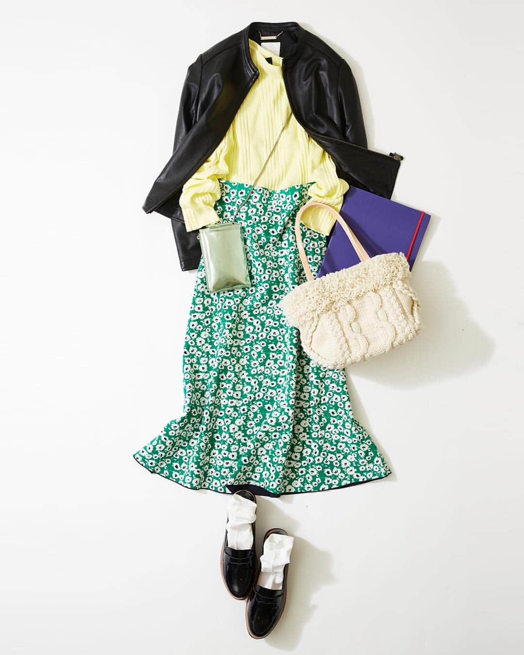 ルミネ公式のインスタグラム：「グリーンの花柄プリントで街角リサーチ #ジャケット ¥34,000+TAX #ニット ¥7,900+TAX #スカート ¥16,000+TAX #バッグ ¥18,000+TAX #ポシェット ¥6,300+TAX #ソックス ¥600+TAX #ローファー ¥13,000+TAX ・ [ #LUMINEMAGAZINE ] #lumine #ルミネ #ルミネ新宿 #アンドクチュール #ドロシーズ #アダムエロペ #アディナミューズ #靴下屋 #ootd #outfit #fashion #coordinate #コーディネート #ファッション #デイリーコーデ #コーデ #フォロー #田沼智美 http://magazine.lumine.ne.jp/?p=80478 ※商品の価格や取り扱い状況は撮影時点のもので、変更になることがあります。」