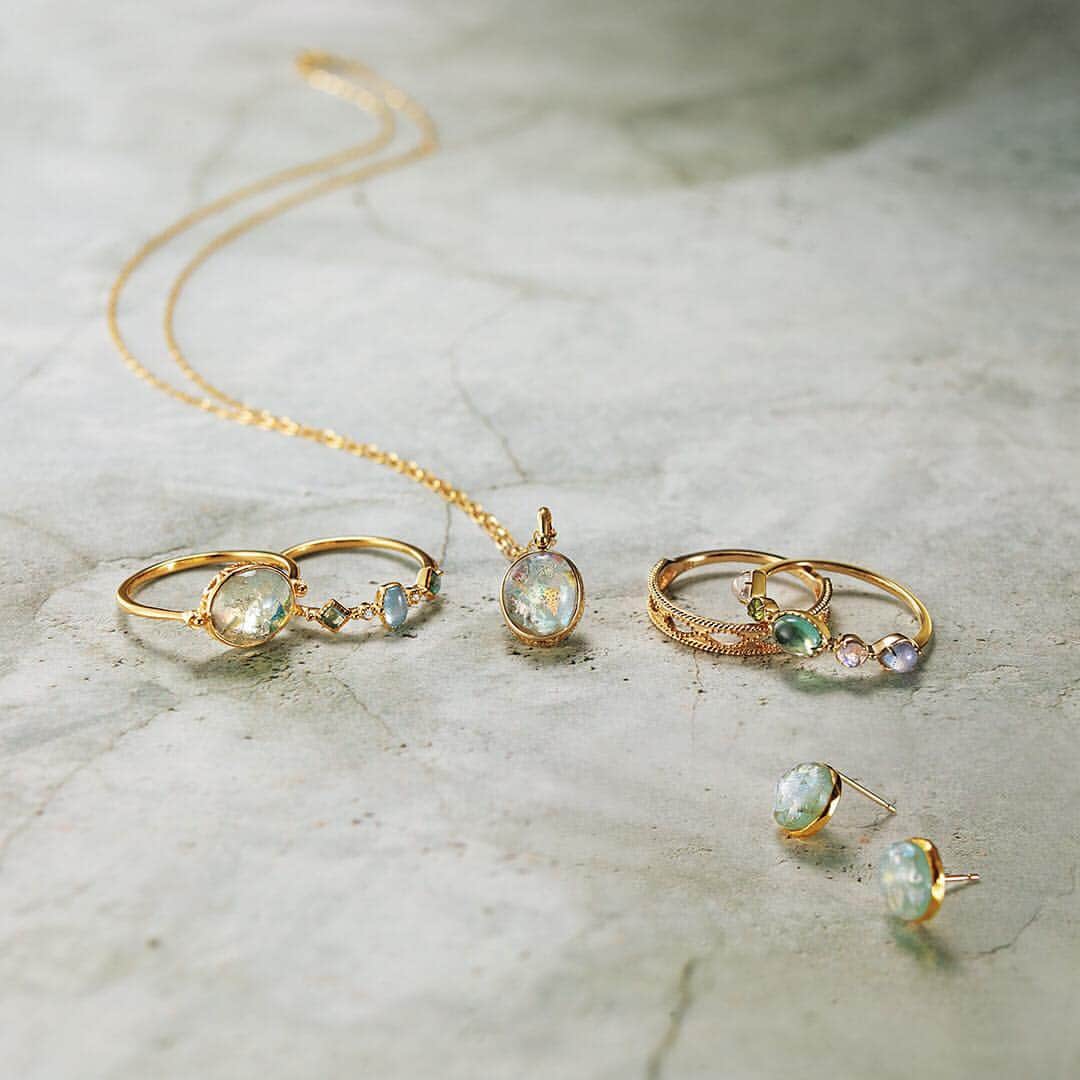 ageteさんのインスタグラム写真 - (ageteInstagram)「・ 【2019 Spring Collection_Roman glass】 みずみずしい印象のローマンガラスは、水面を想わせる優しい雰囲気に。 アクアマリンやラブラドライトと組み合わせたニュアンスカラーは、大人っぽさをぐっと引き出すコーディネートに仕上がります。 #agete #jewelry #accessory #ring #charm #necklace #romanglass #colorstone #spring #collection #アガット #ジュエリー #アクセサリー #リング #チャーム #ネックレス #ローマンガラス #天然石 #春 #コレクション」2月5日 18時31分 - agete_official