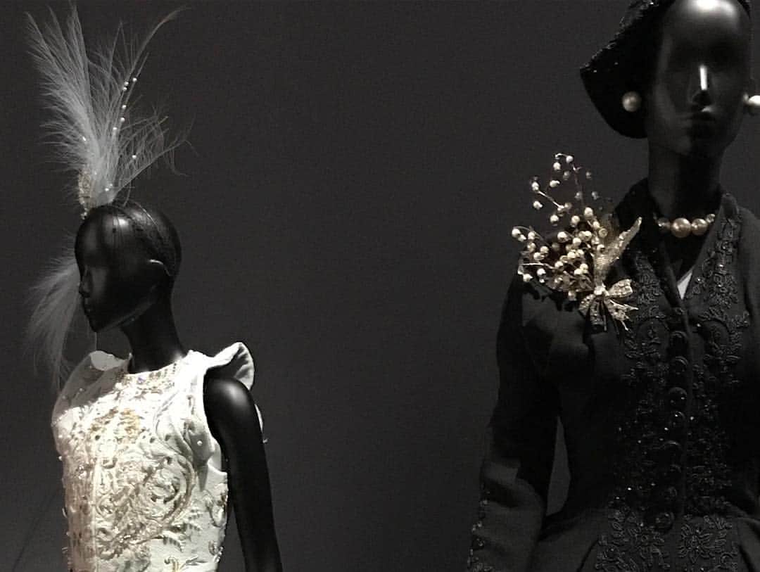 エル・ファニングさんのインスタグラム写真 - (エル・ファニングInstagram)「Christian Dior: Designer of Dreams exhibition at the V&A is an absolute feast for the eyes and soul. In the last photo those 3 dresses are miniature!!! Doll sized Dior is sprinkled throughout the exhibit! @dior」2月5日 19時06分 - ellefanning