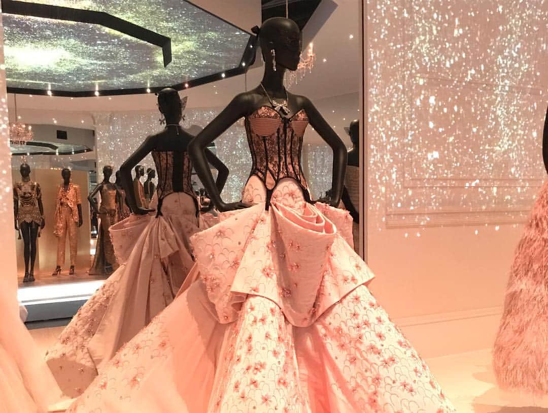 エル・ファニングさんのインスタグラム写真 - (エル・ファニングInstagram)「Christian Dior: Designer of Dreams exhibition at the V&A is an absolute feast for the eyes and soul. In the last photo those 3 dresses are miniature!!! Doll sized Dior is sprinkled throughout the exhibit! @dior」2月5日 19時06分 - ellefanning