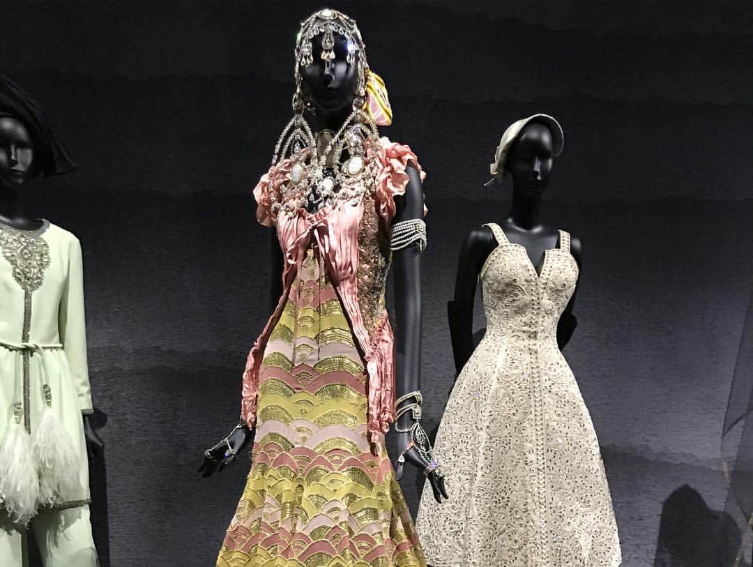 エル・ファニングさんのインスタグラム写真 - (エル・ファニングInstagram)「Christian Dior: Designer of Dreams exhibition at the V&A is an absolute feast for the eyes and soul. In the last photo those 3 dresses are miniature!!! Doll sized Dior is sprinkled throughout the exhibit! @dior」2月5日 19時06分 - ellefanning