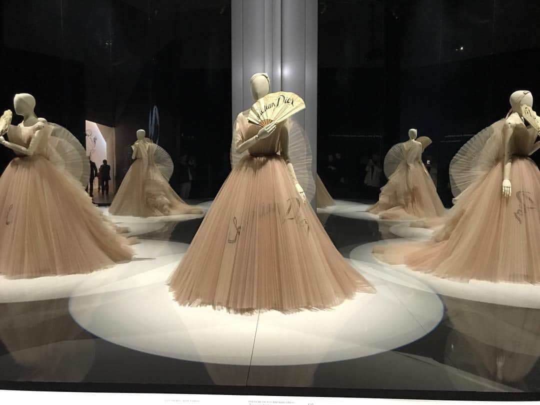 エル・ファニングさんのインスタグラム写真 - (エル・ファニングInstagram)「Christian Dior: Designer of Dreams exhibition at the V&A is an absolute feast for the eyes and soul. In the last photo those 3 dresses are miniature!!! Doll sized Dior is sprinkled throughout the exhibit! @dior」2月5日 19時06分 - ellefanning