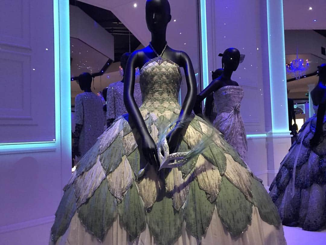 エル・ファニングさんのインスタグラム写真 - (エル・ファニングInstagram)「Christian Dior: Designer of Dreams exhibition at the V&A is an absolute feast for the eyes and soul. In the last photo those 3 dresses are miniature!!! Doll sized Dior is sprinkled throughout the exhibit! @dior」2月5日 19時06分 - ellefanning