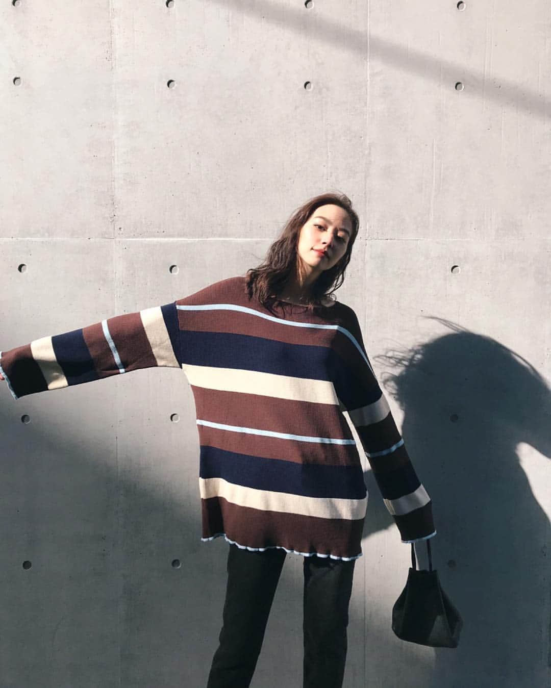 Shiho Sasakiのインスタグラム：「日中の暖かさはどこへ行った？ ってくらい夜はまだ寒いですね❄️ 情報解禁されたMVS SKINNYのBlack👖 ルーズなTOPSと合わせても綺麗なバランスで着れます💚 #MOUSSY#MOUSSYSNAP#MOUSSYJEANS#MVSJEANS」